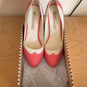 B.A.I.T. Vintage style pink and cream spectator pumps size 7.5 GUC